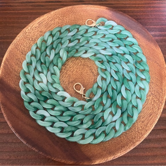 UNBRANDED 47” JADE COLOR ACRYLIC CHAIN WITH GOLD HARDWARE - Picture 2 of 9